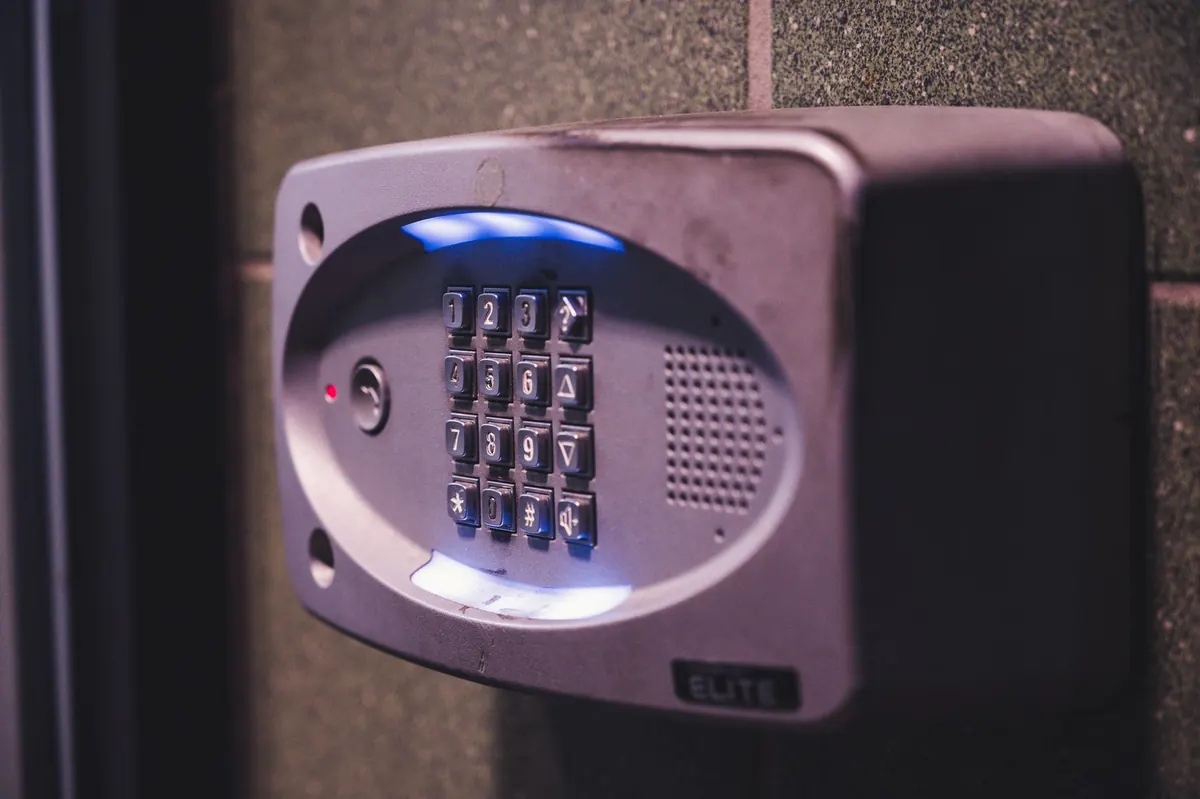 Vault Access Control for Beginners: Keypads, Turnstiles, and Audit Trails